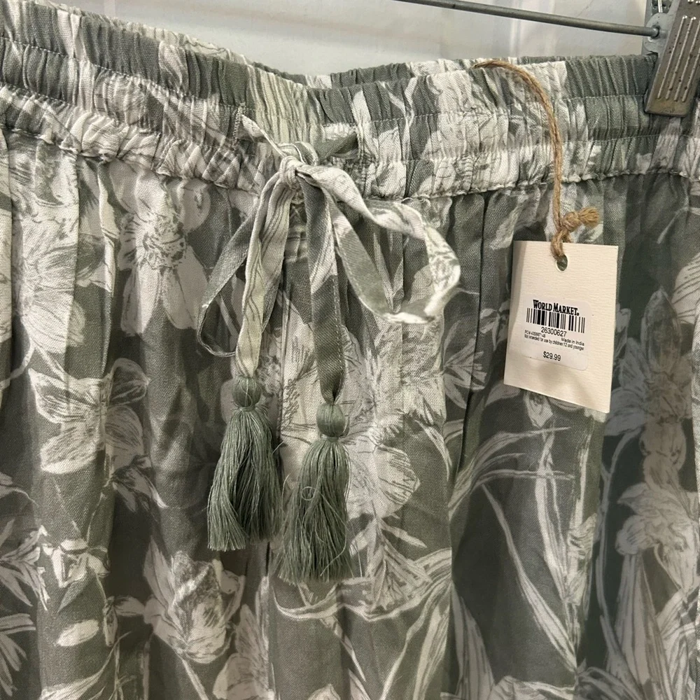 World Market pajama bundle set sage green floral  w robe and pants size L/Small - Picture 7 of 12